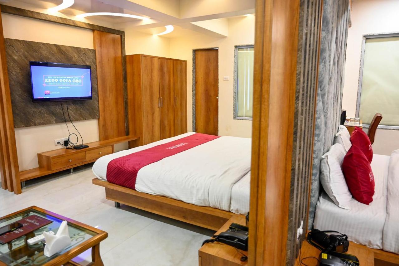 Adiraj Residency Hotel Нави Мумбай Екстериор снимка
