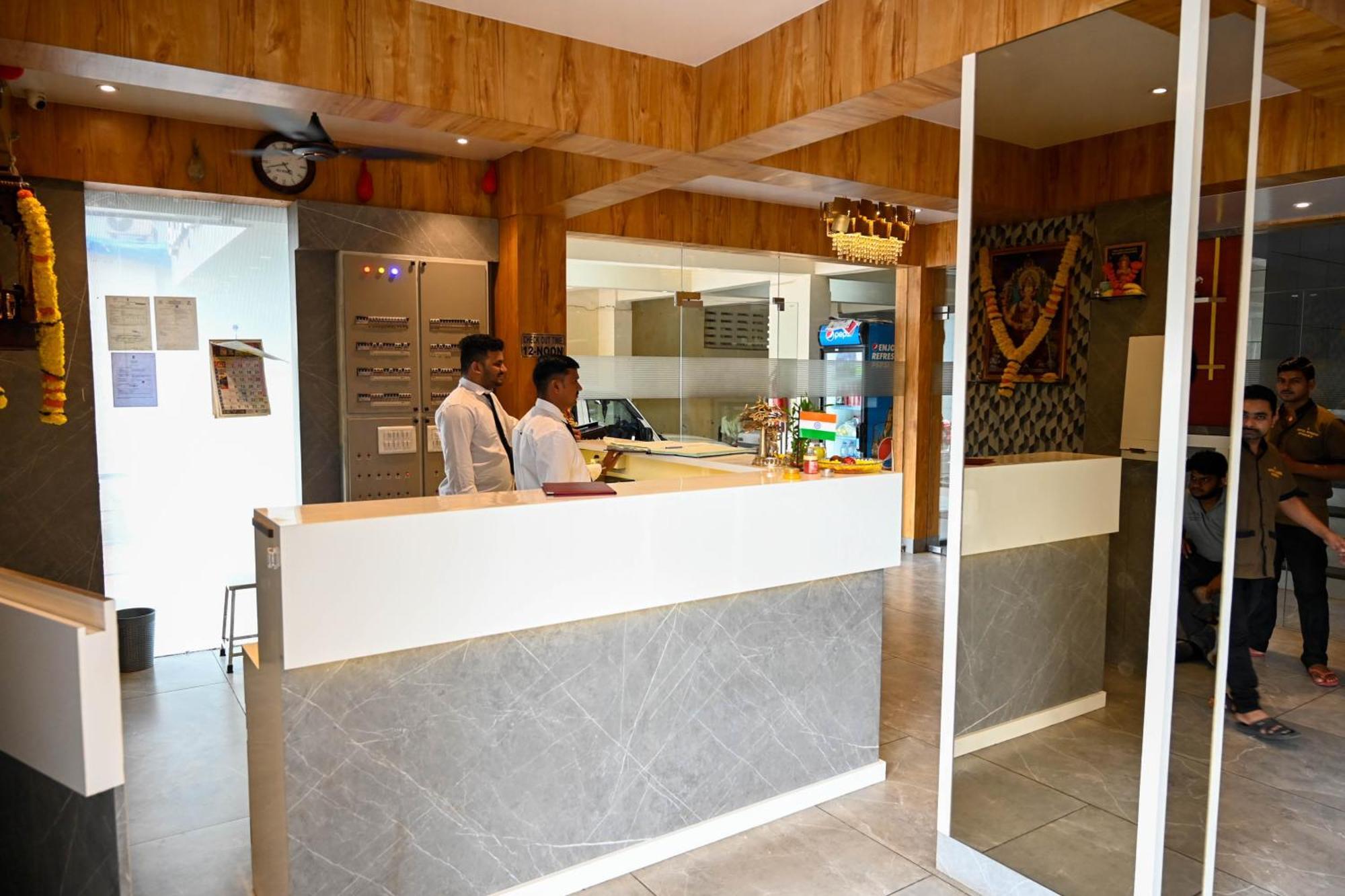 Adiraj Residency Hotel Нави Мумбай Екстериор снимка